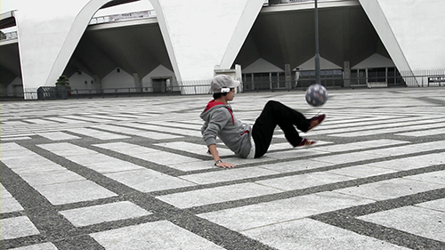 【画像・写真】フリースタイルフットボーラー世界王者の超絶技、動画サイトで魅せる