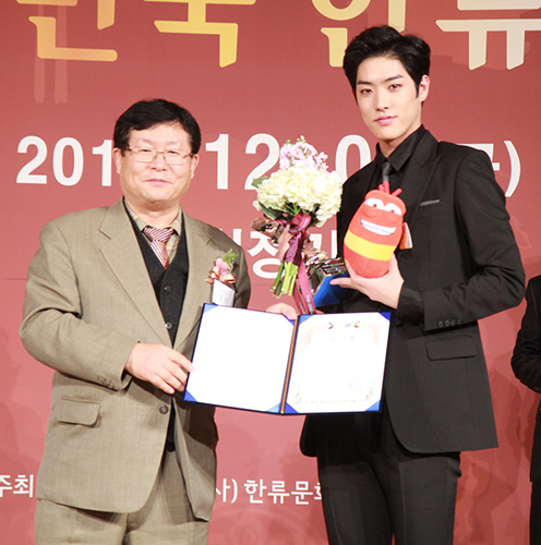 大韓民国韓流大賞で国際交流大賞・個人の部を受賞したＴＡＫＵＹＡ（右）