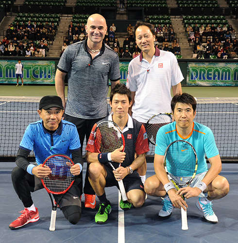 テニス対決で熱い戦い見せる（前列左から）木梨憲武、錦織圭、石橋貴明、（後列左から）アガシ氏、チャン氏
