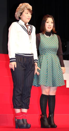 「Ｙａｈｏｏ！検索大賞２０１４」発表会に素顔で登場した「日本エレキテル連合」の橋本小雪（左）と中野聡子