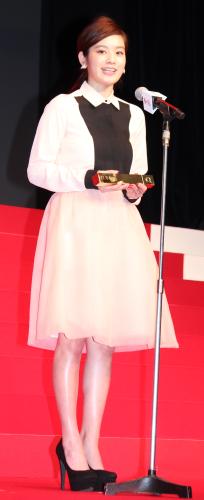 「Ｙａｈｏｏ！検索大賞２０１４」発表会で受賞を喜ぶ筧美和子