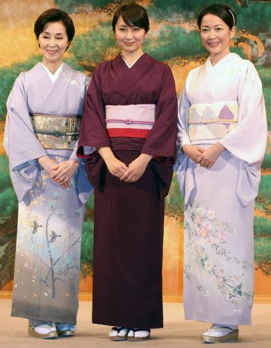 フジテレビ「花嫁のれん」の第４シリーズの制作発表に登場した(左から）野際陽子、矢田亜希子、羽田美智子