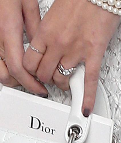 ディオール・ファッションショーに来場した中島美嘉。左手薬指には光る指輪が…
