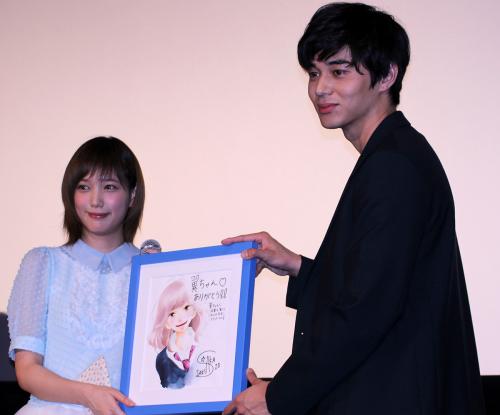 「アオハライド」原作者の咲坂伊緒さんから送られたサイン入りのイラストを手にする本田翼（左）と東出昌大