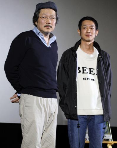 舞台あいさつに立った加瀬亮（右）とホン・サンス監督