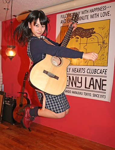 【画像・写真】エアギター女王・名倉七海　フォーク聖地で世界一ジャンプ！