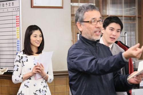 「きょうは会社休みます。」でドラマ初挑戦した岩本乃蒼アナウンサー（中央は監督、右は水上剣星）（Ｃ）日本テレビ