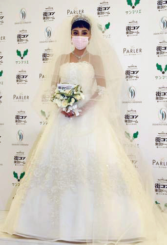 桂由美デザインのウェディングドレスと総額７億円のジュエリーをまとって登場したざわちん