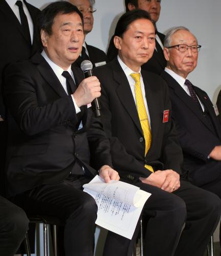 ミュージカル「ウェスト・サイズ・ストーリー」制作発表に登場した三枝成彰氏（左）と鳩山由紀夫元首相（中央）