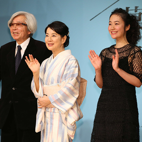壇上で笑顔を見せる（左から）山田洋次監督、吉永小百合、黒木華