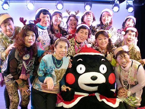 クリスマスライブイベントで共演したアイドルユニット「オバチャーン」と「くまモン」