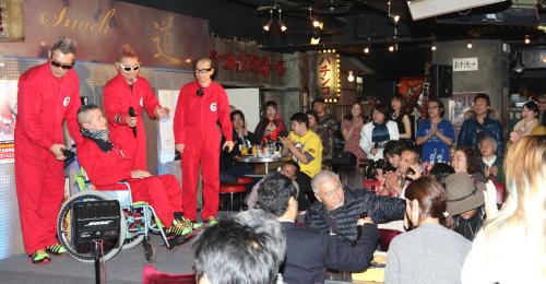 【画像・写真】肺がん闘病中の三五十五　車椅子で舞台登場「早く完全復帰を」