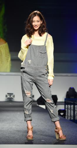 イベント「Ｌｉｋｅ　ｉｔ！！＋ＰＬＵＳ」のファッションショーに出演した谷川りさこ