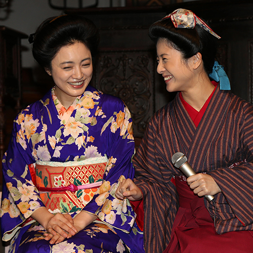 「花子とアン」で共演した仲間由紀恵（左）と吉高由里子