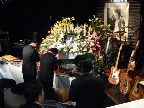 ジョニー大倉さんのお別れ会で献花台に祈りを捧げるファンら