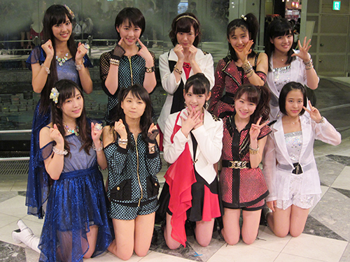 １０月に行われたイベントでフォトセッションに臨む「モーニング娘。’１４」の佐藤優樹（後列左から４人目）と鈴木香音（同５人目）