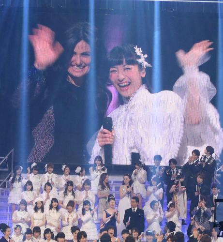 「みんなで歌おう！アナと雪の女王」でイディナ・メンゼルと神田沙也加が抱き合う映像を見つめる松田聖子（中央右）