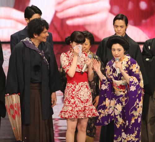 【画像・写真】吉高由里子　花アン共演陣応援に涙、紅組司会終え「親孝行できた」