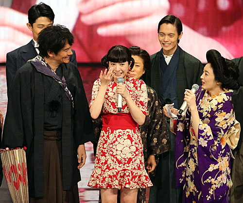 第６５回ｎｈｋ紅白歌合戦 紅組司会を務めた吉高由里子 中央 連続テレビ小説 花子とアン のメンバーと再会し 感極まる スポニチ Sponichi Annex 芸能