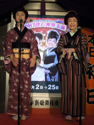 正月公演を地元大阪で開幕させた中村美律子（右）と神野美伽