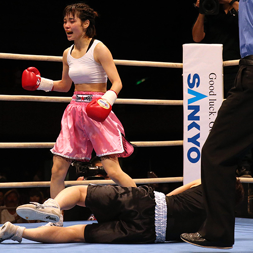 ２０１３年５月のデビュー戦でダウンを奪いガッツポーズの安田由紀奈
