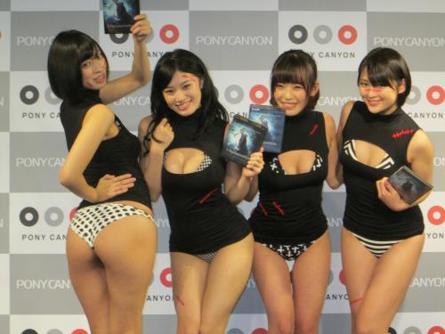 米映画のＤＶＤイベントに登場した「ポニーキャニオングラドル映画宣伝部」（左から）倉持由香、高崎聖子、清水みさと、鈴木咲