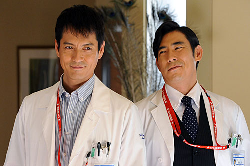 「ＤＯＣＴＯＲＳ３～最強の名医～」第１話の１場面。沢村一樹演じる相良浩介（左）と高嶋政伸演じる森山卓のバトルは初回からヒートアップ（Ｃ）テレビ朝日