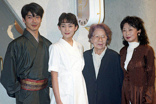 ９７年、連続テレビ小説「あぐり」原作者の吉行あぐりさん（右から２人目）と娘の吉行和子（右）がスタジオ訪問。左から野村萬斎、田中美里
