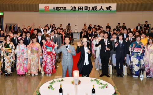 新成人とポーズをとる「ＤＲＥＡＭＳ　ＣＯＭＥ　ＴＲＵＥ」の吉田美和（中央右）と中村正人（同左）