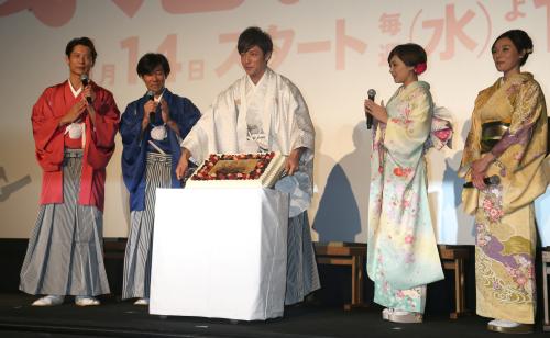 第１話が放送される１月１４日に誕生日の玉木宏（左から３人目）は共演者から祝福される