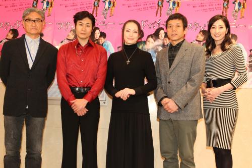 舞台「スタンド・バイ・ユー」の初日公演前に会見した（左から）堤幸彦氏、戸次重幸、ミムラ、勝村政信、真飛聖