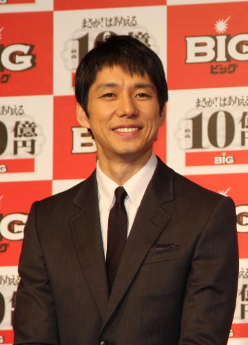 「１０億円ＢＩＧ」発売開始記念イベントのトークセッションで笑顔を見せる西島秀俊