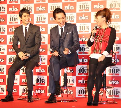 「１０億円ＢＩＧ」発売開始記念イベントのトークセッションで笑顔を見せる（左から）西島秀俊、松重豊、友近
