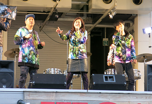 ゲリラライブで熱唱する（左から）レイザーラモンＲＧ、椿鬼奴、藤井隆