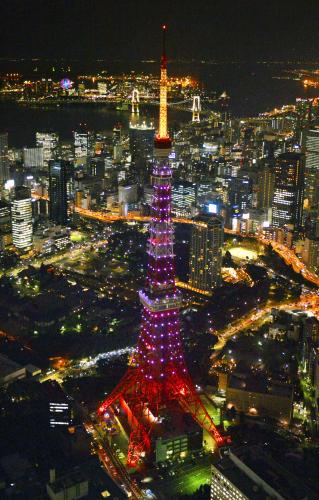 大学入試センター試験を翌日に控え、合格を意味する「サクラサク」にちなんで桜色にライトアップされた東京タワー