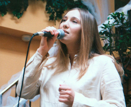 １月１７日に亡くなっていた歌手のオリガさん（９８年撮影）