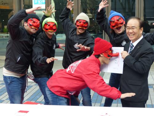 【画像・写真】“天狗バンド”契約書に鼻先で押印！異色５人組、横アリ目指す