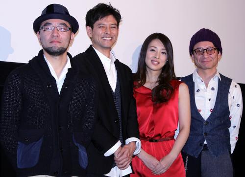 初主演映画「Ｄ坂の殺人事件」の舞台挨拶に立った祥子と（左から）窪田将治監督、河合龍之介、木下ほうか
