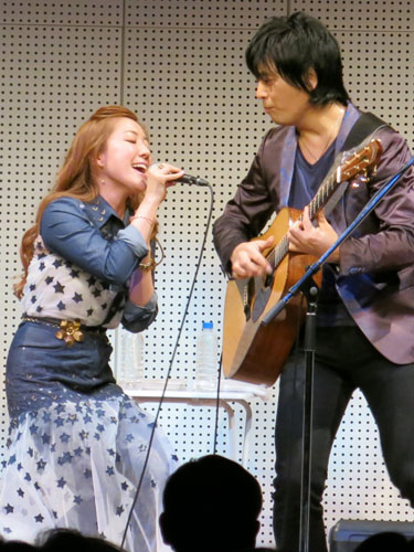 押尾コータロー（右）とコラボ歌唱する平原綾香