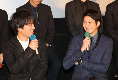 テレ東「永遠の０」完成披露会見で桐谷健太（左）に突っ込まれ笑顔の向井理