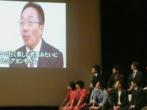 中田カウス（左）の辛口エールを見入る大阪よしもと漫才博覧会の出演者ら
