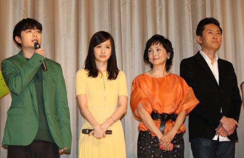 映画「さよなら歌舞伎町」初日舞台あいさつに登場した（左から）染谷将太、前田敦子、南果歩、松重豊