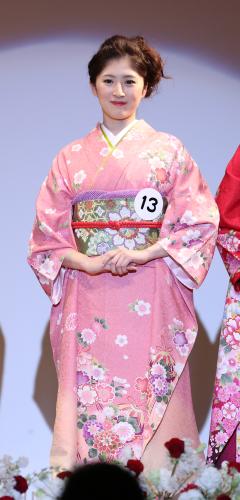 ミス日本「ミス着物」に選ばれた倭早希さん。ピンクの着物で笑顔