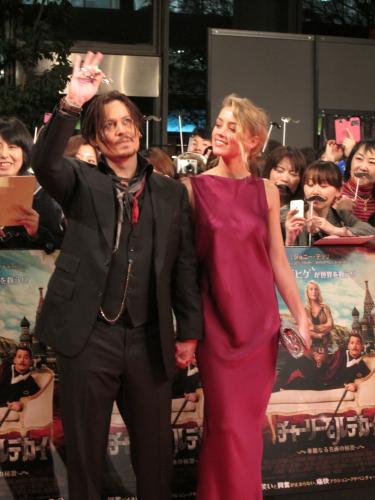映画「チャーリー・モルデカイ　華麗なる名画の秘密」の日本プレミアでレッドカーペットを歩いたジョニー・デップ（左）。恋人のアンバー・ハードを連れてラブラブぶりをアピール