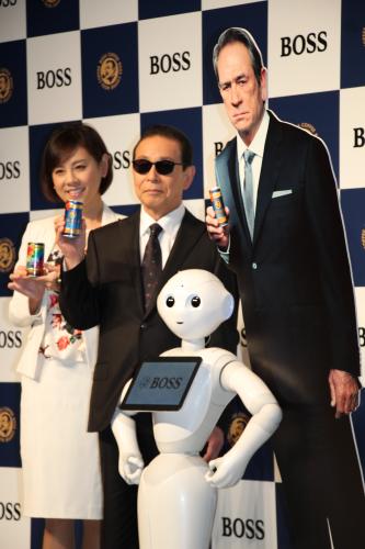 感情認識パーソナルロボット「Ｐｅｐｐｅｒ」。とともに「ＢＯＳＳ」新キャンペーン・新ＣＭ発表会に登場した高橋真麻アナウンサー（左）とタモリ
