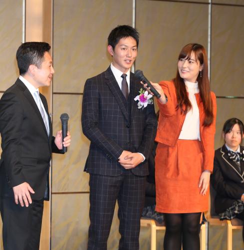 ２０１４毎日スポーツ人賞表彰式で文化賞受賞の喜びを語る工藤阿須加（中央）