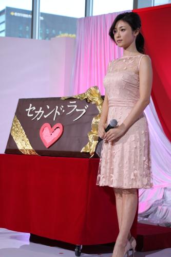 新金曜ナイトドラマ制作発表、「セカンド・ラブ」の巨大チョコとともに登場した深田恭子