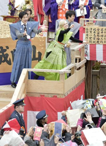 【画像・写真】マッサン夫妻が「福は内」　成田山大阪別院で豆まき