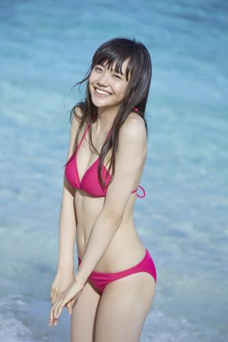 初の写真集で、水着姿を披露した松井愛莉。グアムのビーチで笑顔を弾けさせた