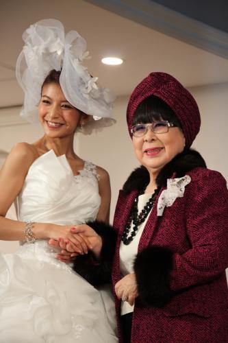 結婚発表会見を行った大石参月と、大石のウェディングドレスをプロデュースする桂由美さん